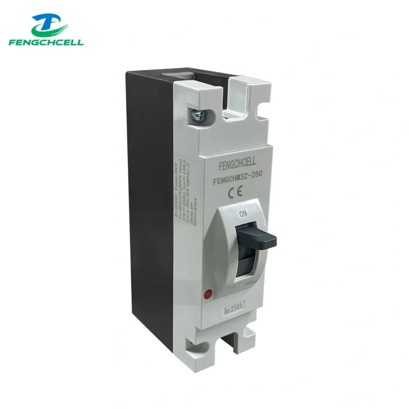 FENGCHCELL 250A DC megszakító MCCB, FENGMCH32-250 modell, fekete BE/KI kapcsolóval és 2-pólusú szigetelővel.