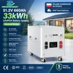 51,2V 660Ah 33kWh LiFePO4 Batterie mit JK V19 BMS, Digitalanzeige, DC-Leistungsschalter und arretierbaren Lenkrollen.